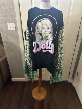 Dolly Graphic Long Sleeve Tee - Black & Green